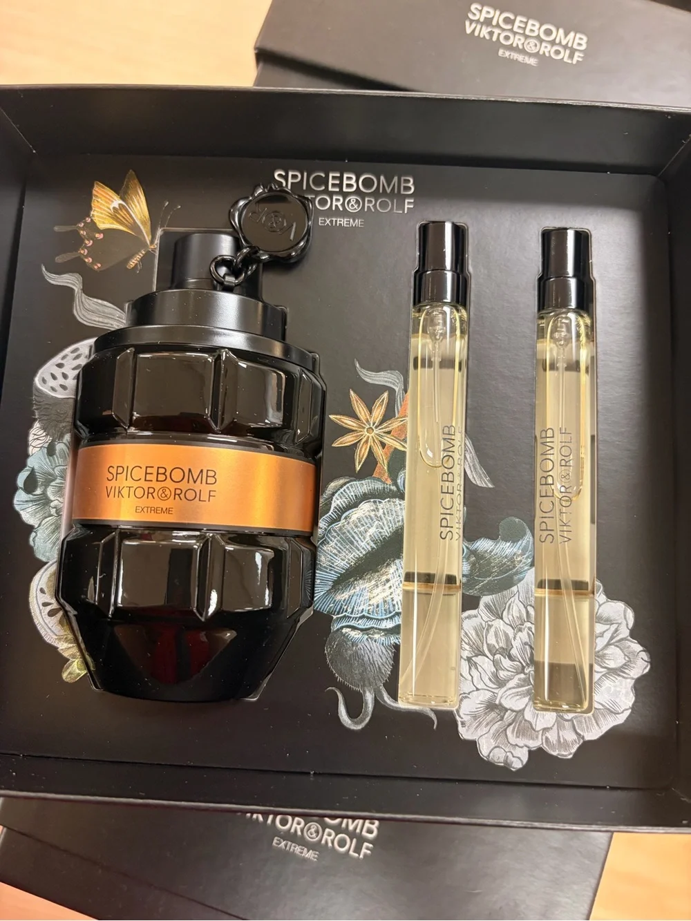 Viktor & Rolf Spicebomb Extreme Gift set- Black with Gold Accent holiday set